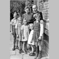 094-0175 Am Pfarrhaus Gronau 1948, Familie Horst Broscheit.jpg